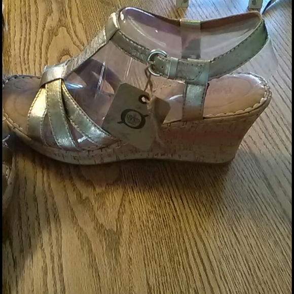 BORN LEATHER GOLD SANDAL, NWT - Picture 2 of 11